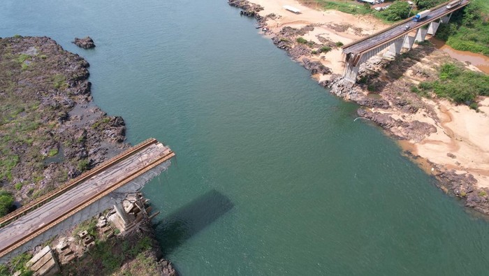 Penampakan Jembatan Runtuh di Brasil, 4 Orang Tewas dan Belasan Hilang A drone view shows a collapsed bridge between Aguiarnopolis and Estreito, Brazil, December 24, 2024. REUTERS/Mauricio Marinho