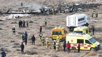 Sebelumnya sebuah rekaman video amatir memperlihatkan detik-detik pesawat Azerbaijan Airlines jatuh dan meledak di wilayah pesisir dekat Kota Aktau. (AP/Azamat Sarsenbayev)