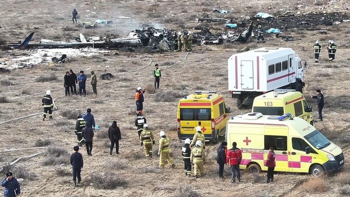 Penampakan Puing Pesawat Azerbaijan Airlines yang Jatuh di Kazakhstan The wreckage of Azerbaijan Airlines Embraer 190 lays on the ground near the airport of Aktau, Kazakhstan, Wednesday, Dec. 25, 2024. (AP Photo/Azamat Sarsenbayev)