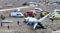 Pesawat seri Embraer 190 telah melakukan pendaratan darurat sekitar tiga kilometer dari Aktau, pusat minyak dan gas di pantai timur Laut Kaspia. Kementerian transportasi Kazakhstan menyebut terdapat 62 penumpang dan lima awak di pesawat itu. (AP/Azamat Sarsenbayev)