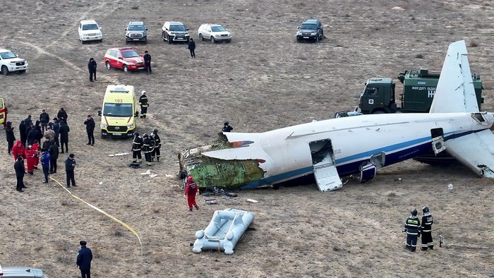 Penampakan Puing Pesawat Azerbaijan Airlines yang Jatuh di Kazakhstan The wreckage of Azerbaijan Airlines Embraer 190 lays on the ground near the airport of Aktau, Kazakhstan, Wednesday, Dec. 25, 2024. (AP Photo/Azamat Sarsenbayev)