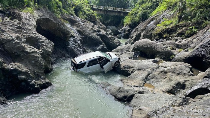 Penampakan Terios yang terjun ke sungai di Kebumen, Rabu (25/12/2024).