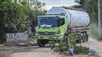 Kerusakan jalan ini terjadi sejak beberapa bulan terakhir sehingga membahayakan pengendara.  