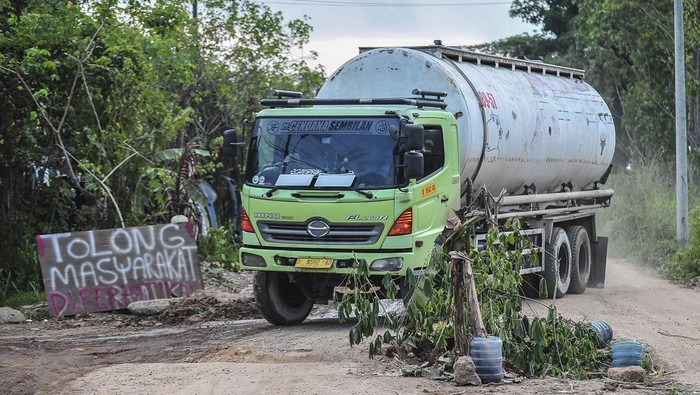 Penampakan ‘Wisata’ Jalan Rusak di Muaro Jambi Pengendara melintas di jalan rusak yang ditanami pohon pisang di Kelurahan Pijoan, Muaro Jambi, Jambi, Rabu (25/12/2024). Warga setempat menyebutkan, kerusakan jalan penghubung Kabupaten Muaro Jambi dengan Batanghari tersebut disebabkan meningkatnya mobilitas angkutan pembawa material pembangunan Jalan Tol Tempino-Simpang Ness sejak beberapa bulan terakhir sehingga membahayakan pengendara. ANTARA FOTO/Wahdi Septiawan/foc.