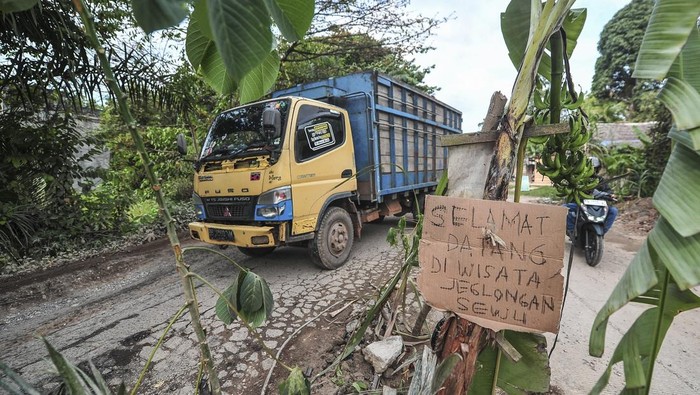 Penampakan ‘Wisata’ Jalan Rusak di Muaro Jambi Pengendara melintas di jalan rusak yang ditanami pohon pisang di Kelurahan Pijoan, Muaro Jambi, Jambi, Rabu (25/12/2024). Warga setempat menyebutkan, kerusakan jalan penghubung Kabupaten Muaro Jambi dengan Batanghari tersebut disebabkan meningkatnya mobilitas angkutan pembawa material pembangunan Jalan Tol Tempino-Simpang Ness sejak beberapa bulan terakhir sehingga membahayakan pengendara. ANTARA FOTO/Wahdi Septiawan/foc.