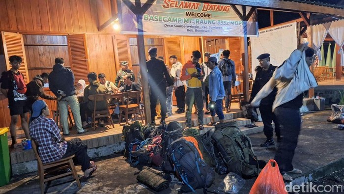 pendaki dicek kesehatan usai turun dari gunung raung pendaki dicek kesehatan usai turun dari gunung raung