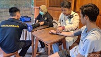 Untuk memastikan kondisi kesehatan mereka, dilakukan medical check di basecamp. 