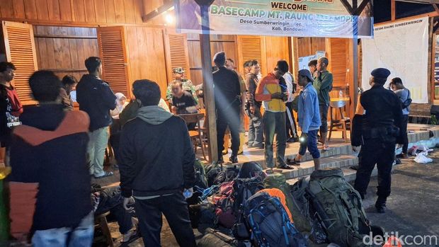 Pendaki dicek kesehatannya seusai turun dari Gunung Raung.