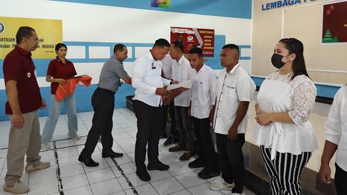 Kadivpas NTT, Maliki, saat menyerahkan dokumen remisi Natal 2024 kepada narapidana di Lapas Kelas IIA Kupang, Rabu (25/12/2024).
