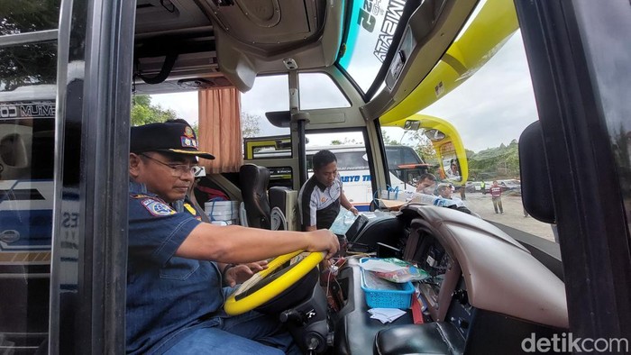 Petugas cek kondisi bus pariwisata yang ada di Lembang