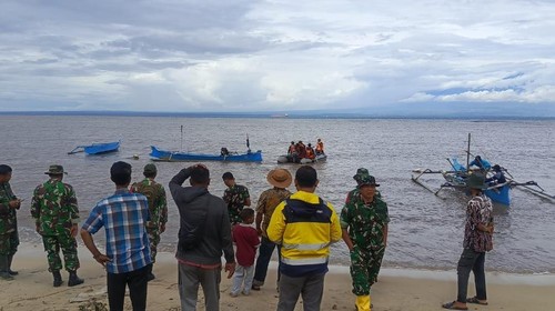 Petugas gabungan tengah mencari remaja hilang akibat terseret sungai di Desa Tua Nanga, Kecamatan Poto Tano, Sumbawa Barat, NTB. (Dok. BPBD Sumbawa Barat)