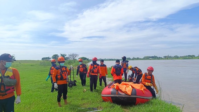 Petugas saat mengevakuasi jasad nelayan di Bendung Gerak Sembayat.
