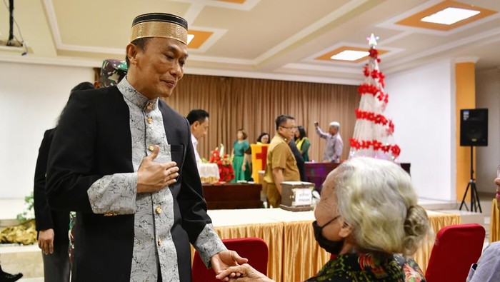 Pj Gubernur Sulsel Prof Zudan Arif Fakrulloh meninjau gereja di Makassar yang menggelar Malam Misal Natal.