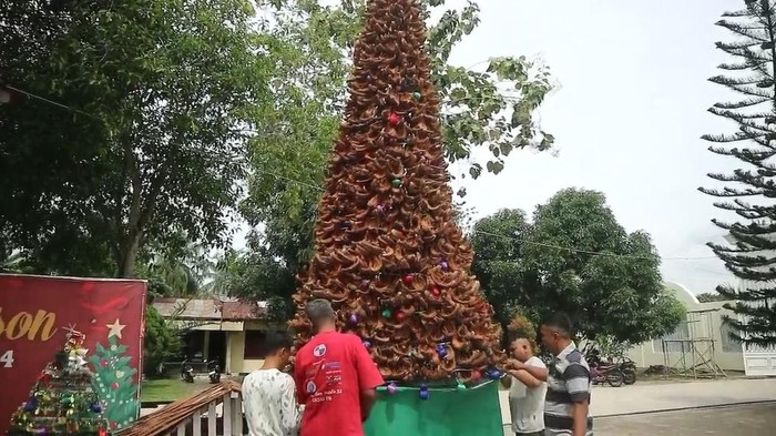Pohon Natal dari sabut kelapa di Gereja Kristen Protestan Indonesia (GKPI) Kisaran. (Foto: Istimewa)