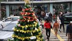 Pohon Natal Hiasi Stasiun Pasar Senen