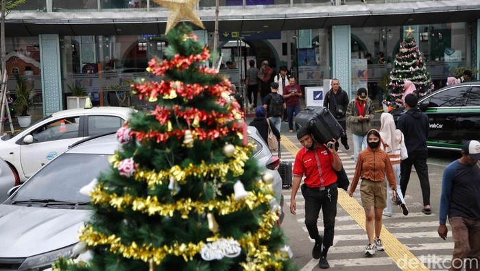 Pohon Natal Hiasi Stasiun Pasar Senen Sejumlah hiasan pohon Natal berada di Stasiun Pasar Senen, Jakarta, Rabu (25/12/2024). Hiasan pohon Natal itu bertujuan untuk menghiasi Stasiun Senen saat momen Natal dan Tahun Baru.