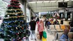 Pohon Natal Hiasi Stasiun Pasar Senen