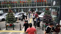 Ornamen tematik Natal mulai dari lampu hingga pohon cemara menghiasi Stasiun Pasar Senen, Jakarta, Rabu (25/12/2024).