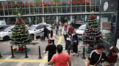 Pohon Natal Hiasi Stasiun Pasar Senen