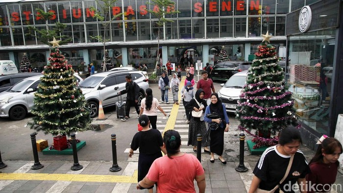 Pohon Natal Hiasi Stasiun Pasar Senen Sejumlah hiasan pohon Natal berada di Stasiun Pasar Senen, Jakarta, Rabu (25/12/2024). Hiasan pohon Natal itu bertujuan untuk menghiasi Stasiun Senen saat momen Natal dan Tahun Baru.