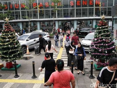 Pohon Natal Hiasi Stasiun Pasar Senen