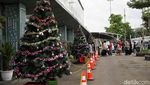 Pohon Natal Hiasi Stasiun Pasar Senen