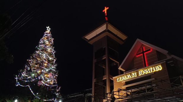 Pohon natal setinggi 15 meter di Gereja Santo Ignatius Krapyak, Kecamatan Semaramg Barat.
