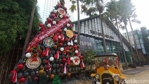 Pohon natal unik dari topi tentara di Denpasar, Bali, Rabu (25/12/2024).
