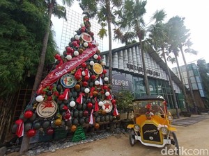 Pohon Natal Unik dari 150 Topi Tentara di Bali