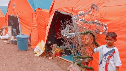 Pohon Natal yang dibuat korban erupsi Lewotobi Laki-laki di pos pengungsian Desa Kobasoma, Kecamatan Titehena, Flores Timur, NTT. (Yurgo Purab/detikBali)