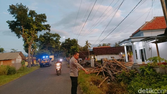 Polisi menunjukkan lokasi kecelakaan remaja Jember yang dikejar segerombolan pemotor.