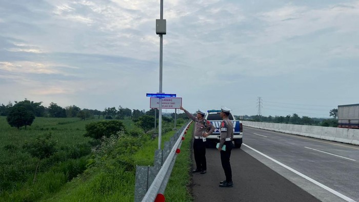 Polisi pasang strobo di tol