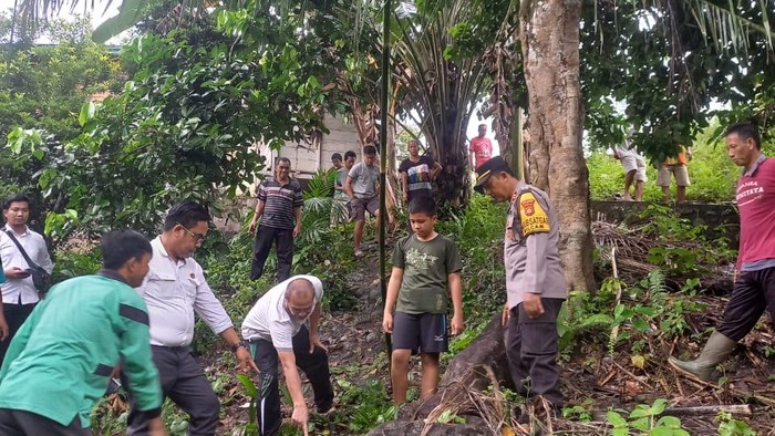 Polisi saat olah TKP lokasi Salamun jatuh dari pohon durian di Musi Rawas.