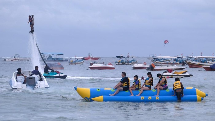 Potret Keseruan Liburan Natal di Pantai Tanjung Benoa Bali Wisatawan bermain wahana banana boat di Pantai Tanjung Benoa, Kuta Selatan, Badung, Bali, Rabu (25/12/2024). Kunjungan wisata di pantai yang terkenal dengan wahana water sport tersebut didominasi wisatawan nusantara pada liburan Natal. ANTARA FOTO/Nyoman Hendra Wibowo/wpa.