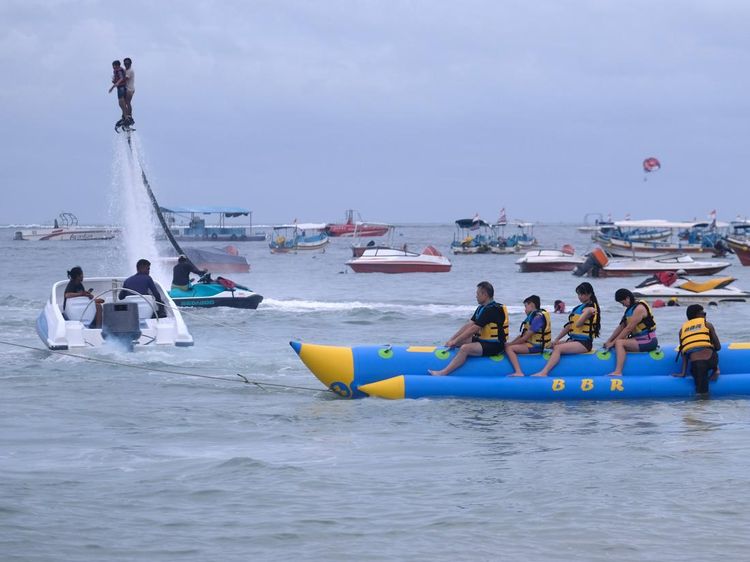 Potret Keseruan Liburan Natal di Pantai Tanjung Benoa Bali