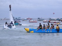 Potret Keseruan Liburan Natal di Pantai Tanjung Benoa Bali