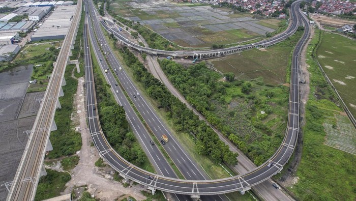 Kendaraan memasuki pintu keluar Jalan Tol Purbaleunyi KM 149 di Gedebage, Bandung, Jawa Barat, Rabu (25/12/2024). Dinas Bina Marga dan Penataan Ruang (DBMPR) Jawa Barat telah membuka pintu Tol Purbaleunyi KM 149 pada libur Natal dan Tahun Baru 2025 guna mengurai kemacetan yang kerap kali terjadi saat libur panjang di Kota Bandung. ANTARA FOTO/Raisan Al Farisi/wpa.