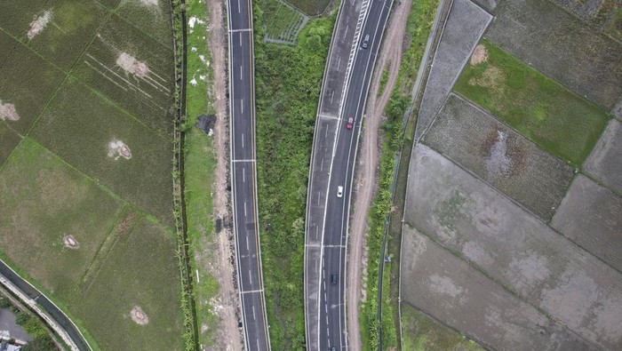 Kendaraan memasuki pintu keluar Jalan Tol Purbaleunyi KM 149 di Gedebage, Bandung, Jawa Barat, Rabu (25/12/2024). Dinas Bina Marga dan Penataan Ruang (DBMPR) Jawa Barat telah membuka pintu Tol Purbaleunyi KM 149 pada libur Natal dan Tahun Baru 2025 guna mengurai kemacetan yang kerap kali terjadi saat libur panjang di Kota Bandung. ANTARA FOTO/Raisan Al Farisi/wpa.