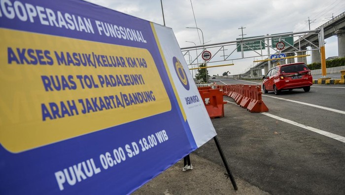 Potret Pintu Tol KM 149 Bandung Dibuka Fungsional untuk Antisipasi Macet Kendaraan memasuki pintu keluar Jalan Tol Purbaleunyi KM 149 di Gedebage, Bandung, Jawa Barat, Rabu (25/12/2024). Dinas Bina Marga dan Penataan Ruang (DBMPR) Jawa Barat telah membuka pintu Tol Purbaleunyi KM 149 pada libur Natal dan Tahun Baru 2025 guna mengurai kemacetan yang kerap kali terjadi saat libur panjang di Kota Bandung. ANTARA FOTO/Raisan Al Farisi/wpa.