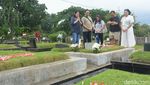Potret TPU Tanah Kusir Ramai Peziarah di Hari Natal