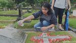 Potret TPU Tanah Kusir Ramai Peziarah di Hari Natal