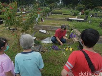 Potret TPU Tanah Kusir Ramai Peziarah di Hari Natal