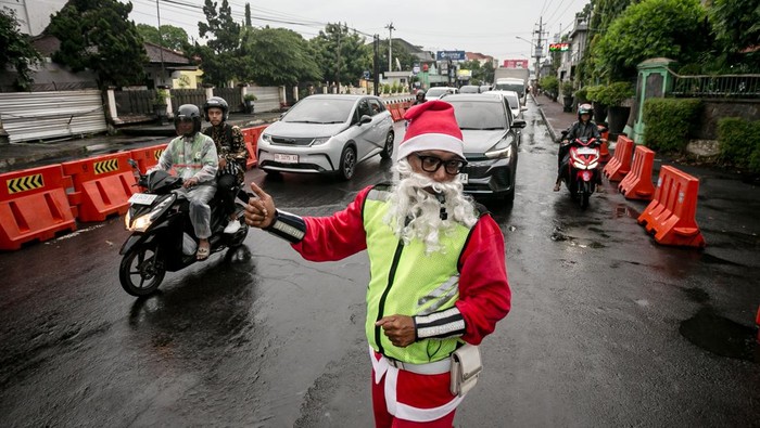 Potret Unik βSinterklasβ Atur Lalu Lintas di Solo Sukarelawan Pengatur Lalu Lintas (Supeltas) Marthin Hidungoran mengenakan kostum Sinterklas mengatur lalu lintas di Jalan Dr. Moewardi, Solo, Jawa Tengah, Selasa (24/12/2024). Aksi tersebut untuk merayakan Natal 2024 sekaligus berbagi kebahagian Natal kepada pengguna jalan. ANTARA FOTO/Mohammad Ayudha/rwa.