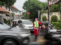 Potret Unik Sinterklas Atur Lalu Lintas di Solo