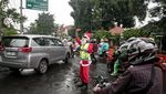 Potret Unik Sinterklas Atur Lalu Lintas di Solo