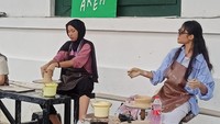 Setelah membayar, pengunjung akan mendapatkan 1 kg tanah liat, papan, dan juga kertas minyak untuk membantu proses packing gerabah. Selama proses tersebut, peserta akan dibimbing dan diajarkan oleh instruktur berpengalaman. (Amalia/detikTravel)