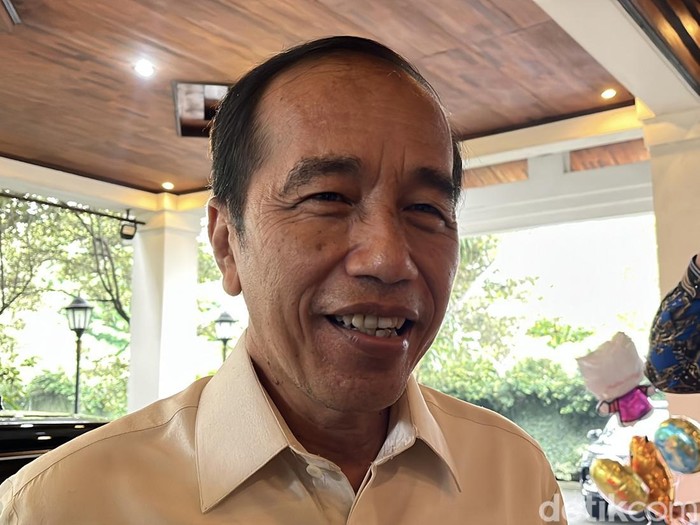 Presiden ke-7 Jokowi ditemui di graha saba buana, Rabu (25/12/2024)