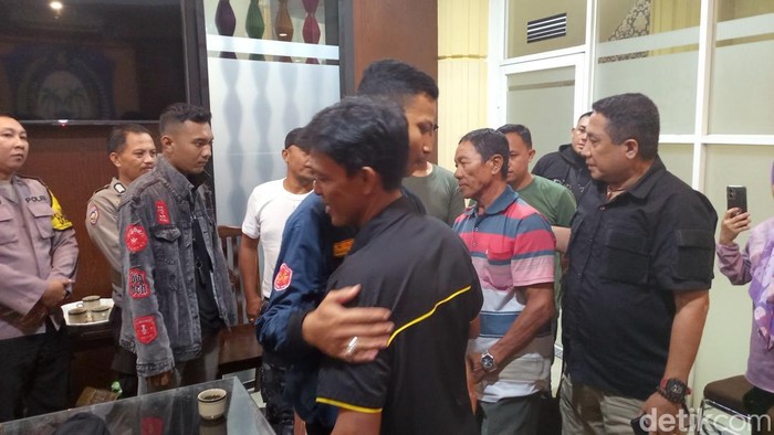 Proses mediasi anggota Satpol PP Provinsi Gorontalo pukul dan tendang pengendara motor.