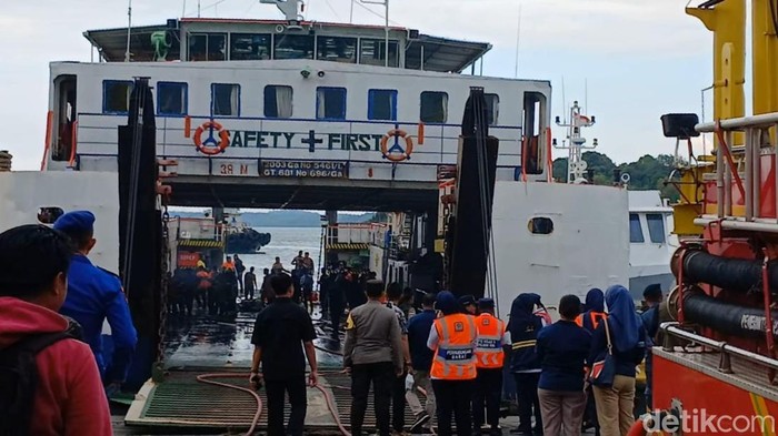Proses pemadaman api di kapal Roro KMP Mulia Nusantara. (Foto: Alamudin Hamapu/detikSumut)
