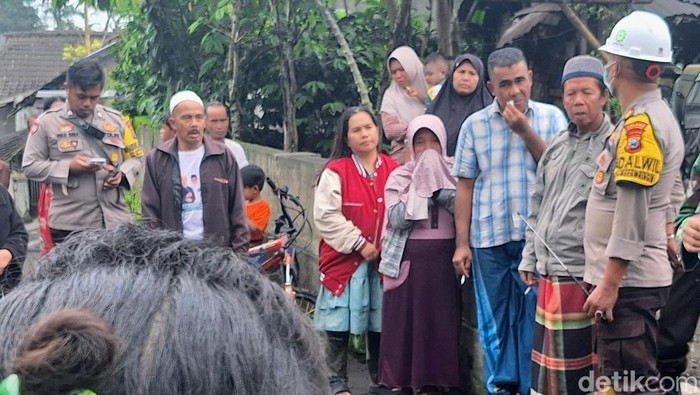 Proses sterilisiasi jalur menuju puncak Gunung Raung oleh instansi gabungan.